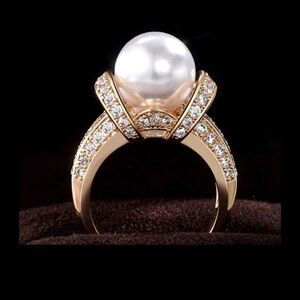 NWT Gold and White Luxurious Pearl Ring with Sparkling Accents